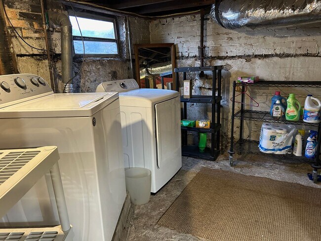 Building Photo - Central - Beautifully Restored and Updated Apartment