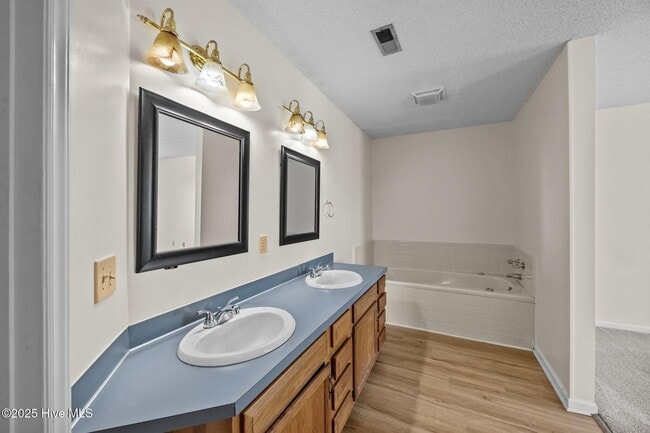 Building Photo - 123 W Victoria Ct