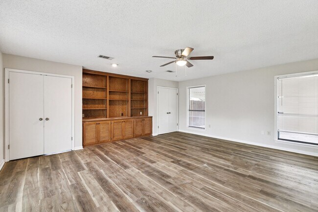 Building Photo - 12037 Oak Haven Ave