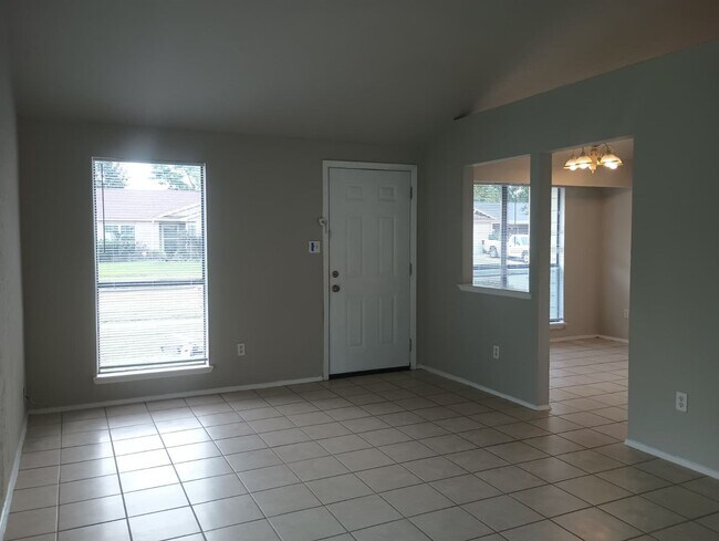 Building Photo - 3 bed / 1 bath home in Hockley - Move in R...