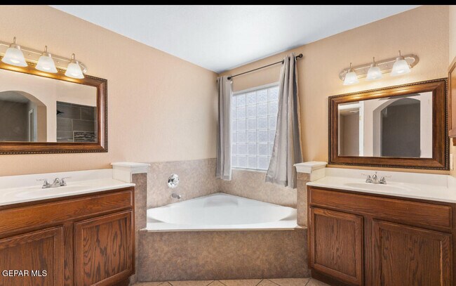Building Photo - 12482 Paseo Rojo Dr