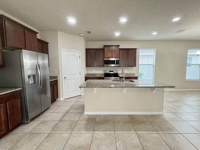 Building Photo - Large 4/3.5 Home located in Waterleigh! Do...