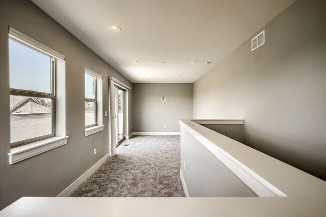 Building Photo - 3 bedroom / 3.5 bath Townhome + 2 Large Flex Spaces & Spacious Roof Top Deck!