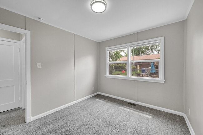Building Photo - $1,100 - 2 Bed, 1 Bath Updated Unit in She...
