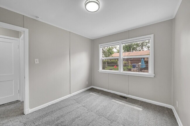 Building Photo - $1,150 - 2 Bed, 1 Bath Updated Unit in She...