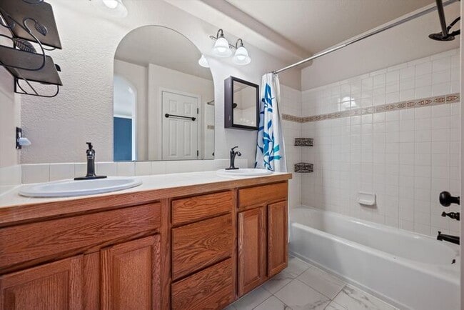 Building Photo - Beautiful 4-Bedroom Home in Lakewood with Finished Basement & Private Backyard