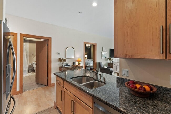 Building Photo - 1550 E Royall Pl