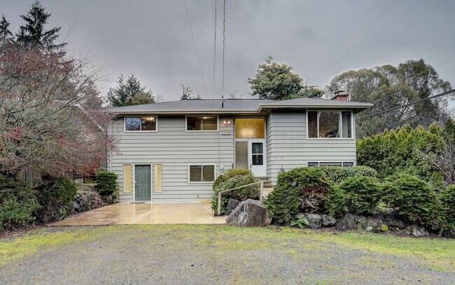 Building Photo - Beautiful 4 Bedroom Home in Matthews Beach AVAILABLE NOW!