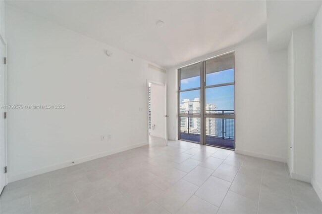Building Photo - 2150 N Bayshore Dr