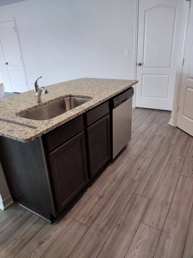 Building Photo - Beautiful 4 bedroom 2.5 Bathroom House For...