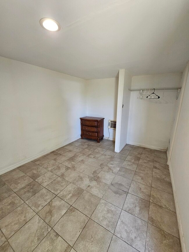 Building Photo - 2925 SE 36th Ave