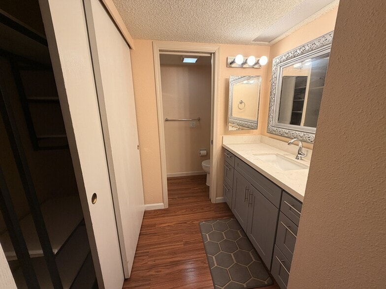 Building Photo - 4717 W Lake Sammamish Pky SE