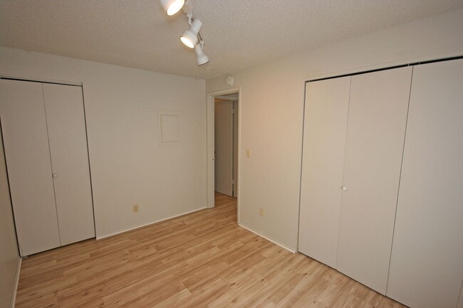 Building Photo - 2 bedroom 1 bath upstairs apartment