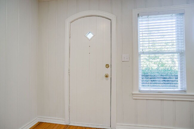 Building Photo - Adorable 1-Bedroom Duplex located near dow...