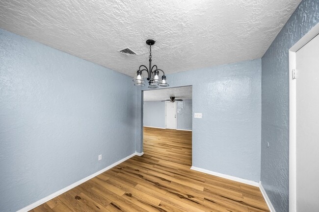 Building Photo - 2408 NW Ozmun Ave