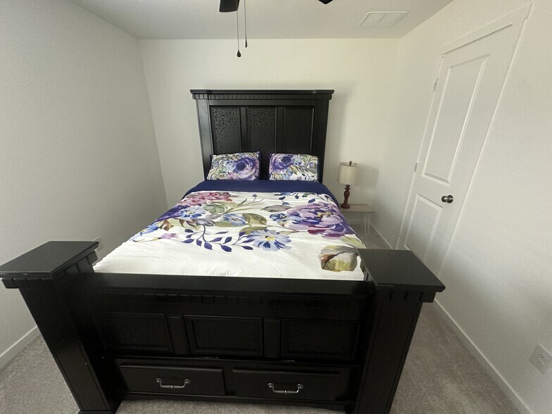 Building Photo - 905 Shady Oaks Dr