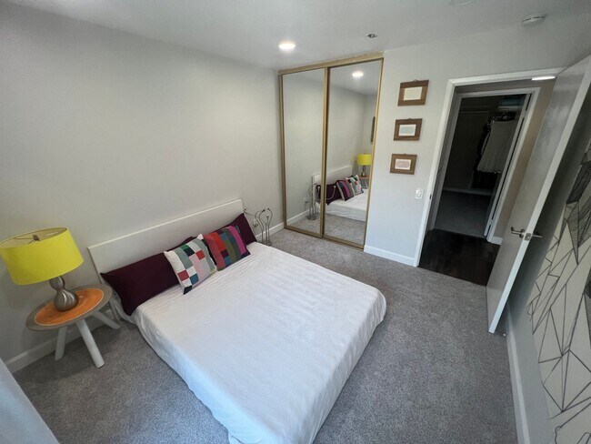 Building Photo - 3 Bed / 2.5 Bath | College Greens Townhome