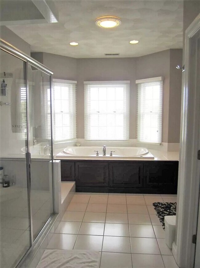 Building Photo - Spectacular 4 bedroom, 4,500 sq ft Single ...
