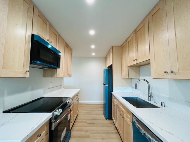 Building Photo - Newly Renovated Top Floor Two Bedroom Two ...