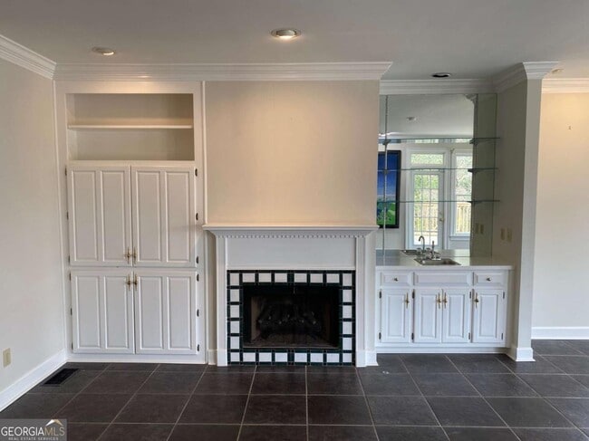 Building Photo - 7155 Roswell Rd