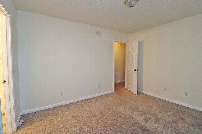 Building Photo - 560 Summit Terrace Court
