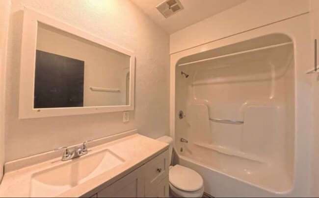 Building Photo - 2605 Eastview Dr