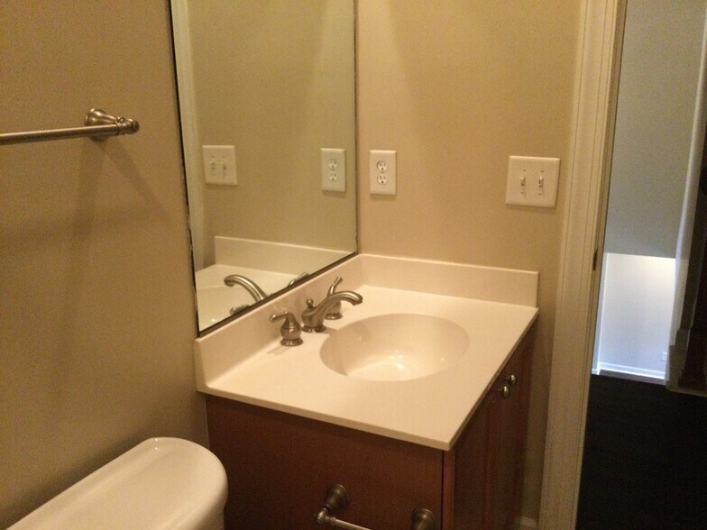 Building Photo - 8669 Hickory Creek Ln