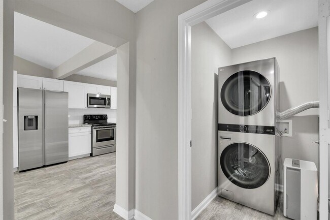 Building Photo - 3539 Balboa Cir