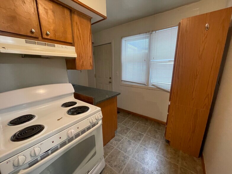 Building Photo - 1062 11th Ave SE