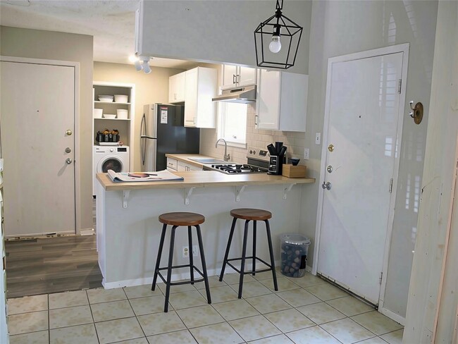 Building Photo - 509 Algerita Dr