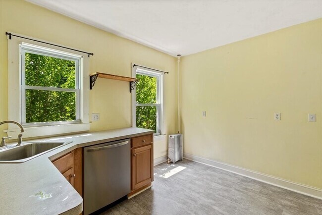 Building Photo - 254 N Elm St