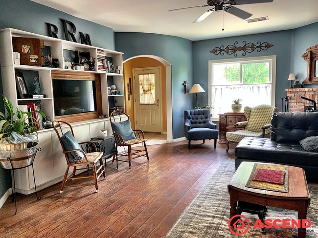 Building Photo - Captivating Home in Olive Dr Area!
