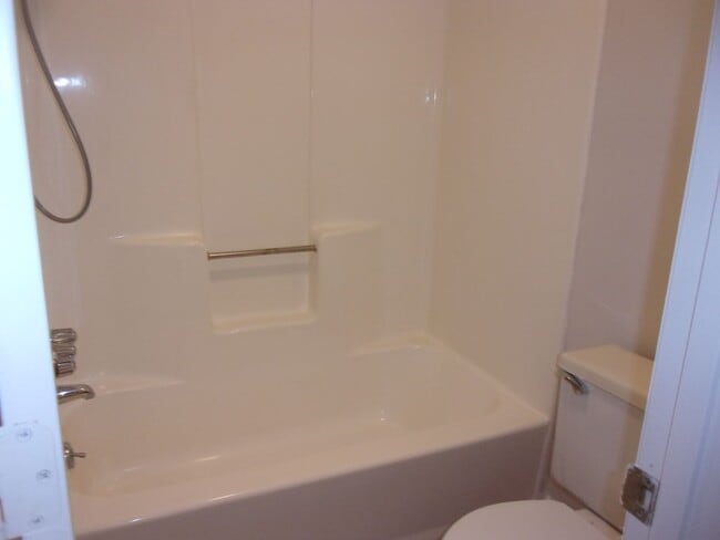 Building Photo - Beautiful 3 Bedroom 2 Bath Ground Level Condo in Tall Oak Villas