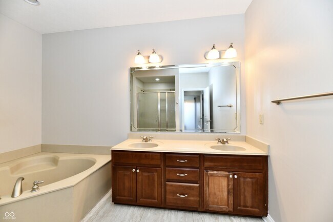 Building Photo - 8555 One W Dr