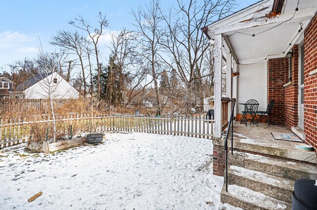 Building Photo - 924 Lutz Ave