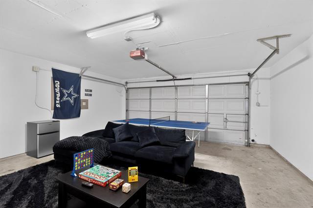 Building Photo - 2316 White Oak Dr