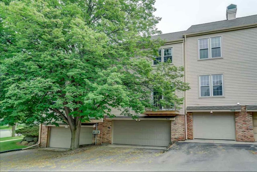 2 car garage - 6804 Old Sauk Ct