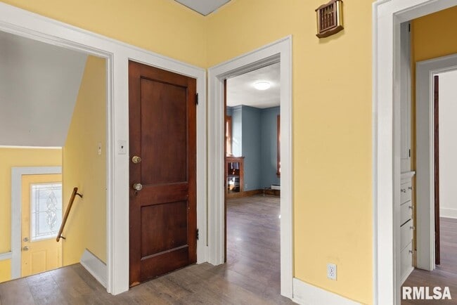 Building Photo - 1816 W Callender Ave