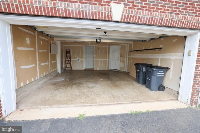 Building Photo - 18391 Sierra Springs Square