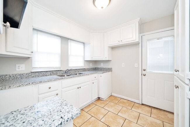 Building Photo - Charming 3-Bedroom Home in a Quiet, Convenient Neighborhood!