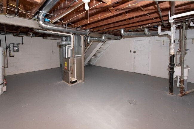 Building Photo - COVEDALE - 3+ bedroom brick cape cod  with one garage built in garage