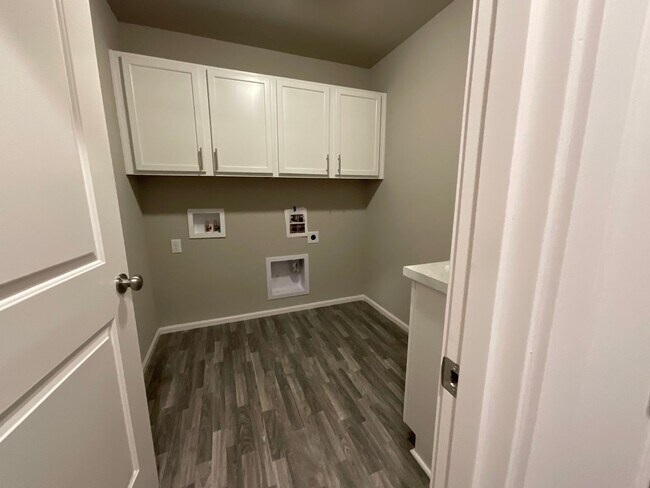 Building Photo - Beautiful 4 Bedroom, 2.5 Bath Home Availab...