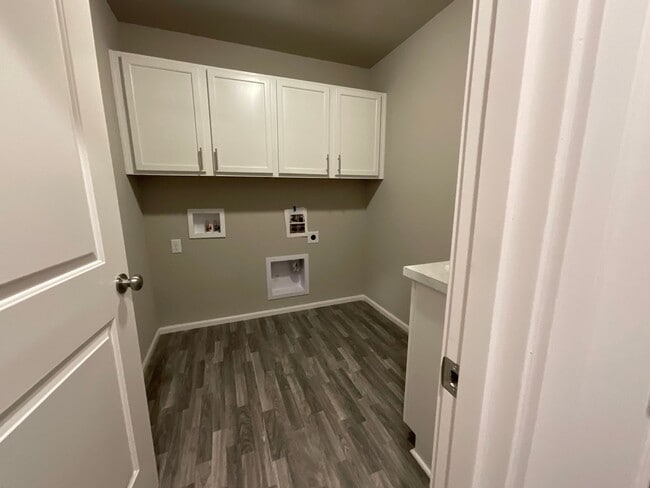 Building Photo - Beautiful 4 Bedroom, 2.5 Bath Home Available November 1st!