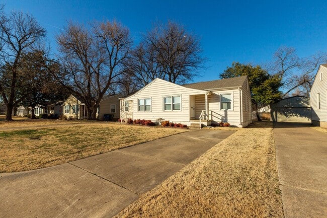 Building Photo - Beautiful Brookside duplex unit - NO PETS