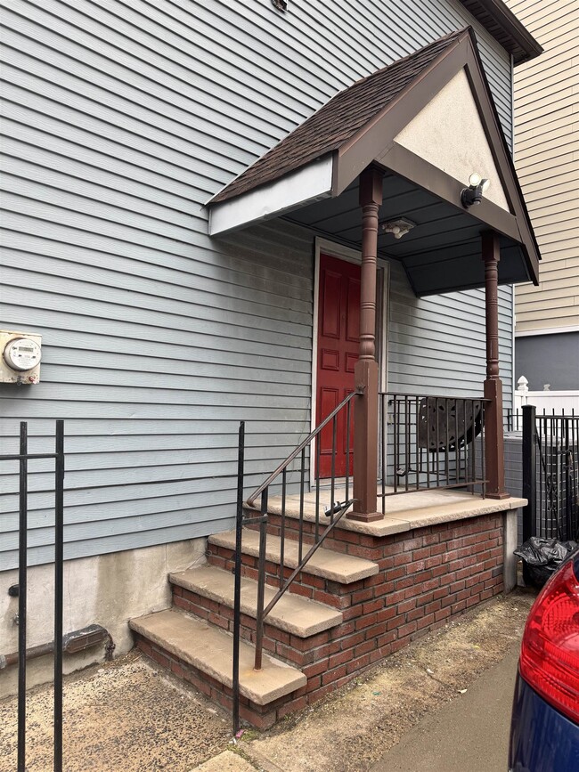 Building Photo - 268 St Pauls Ave