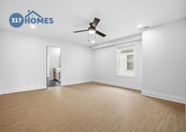 Building Photo - Modern 3 Bedroom Townhome with Skyline Views in Holy Cross