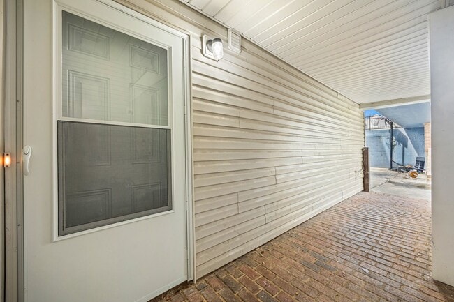 Building Photo - Convenient 1 Bedroom, 1 Bath first-floor condo located in Pawtuckett on the Green near the airpor...