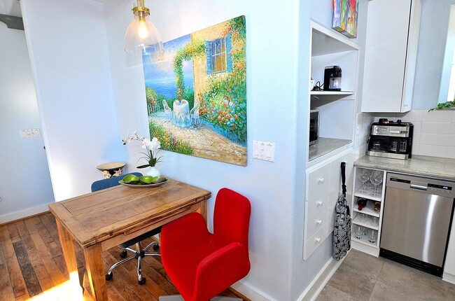 Building Photo - 1Bd/1Ba Guest house, centrally located.