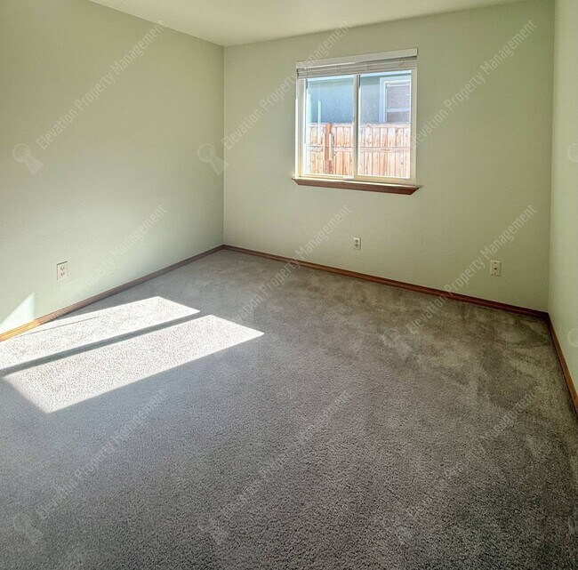 Building Photo - Single-Level Living in a Prime NE Bend Location