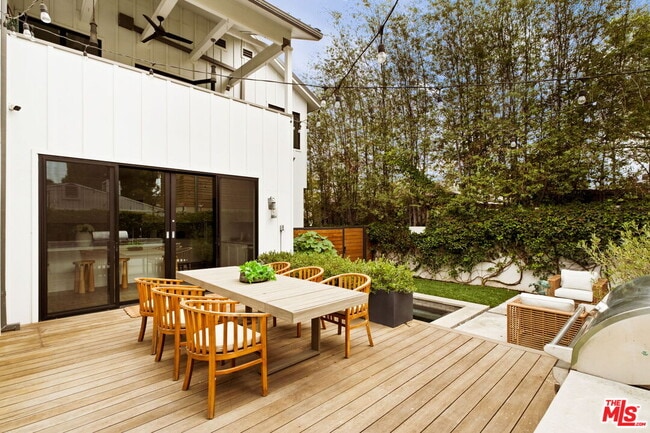 Building Photo - 1023 Superba Ave